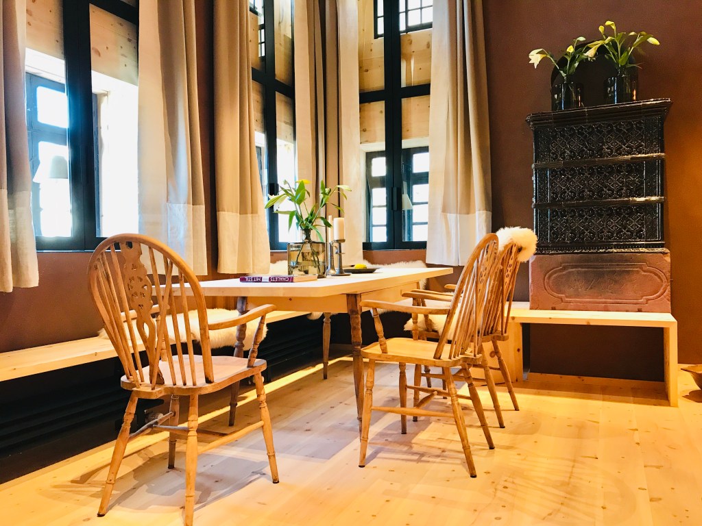 Der Essbereich in Annas Stube mit dem historischen Kachelofen